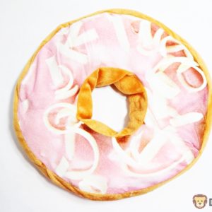 Plyšový vankúš Donut je príjemný na dotyk Materiál: 100% akryl Rozmery: 30x10cm Vhodné pre deti od 3 rokov.