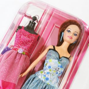 Bábika modelka s figurínou dlhými vláskami a ružovými šatami. Balenie obsahuje: bábika, figurína, modré a ružové šaty. Rozmery: 32x16x6cm Nevhodné pre deti do 3 rokov.