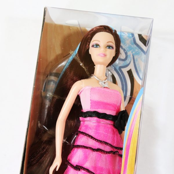 Bábika Hayley s dlhými vlasmi v ružových šatách s čiernou ružičkou a ružovou kefou na vlasy. Rozmery: 32,5x11,5x6cm Nevhodné pre deti do 3 rokov.