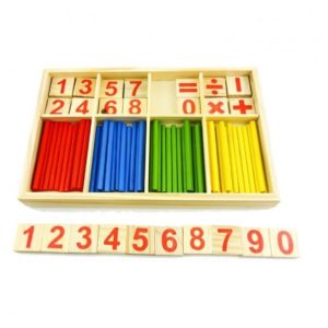 Drevené paličky s číslami farebné. Náučná hra ako počítadlo v inom prevedení.  Rozmery balenia: 23x15 cm Nevhodné pre deti do 3 rokov.