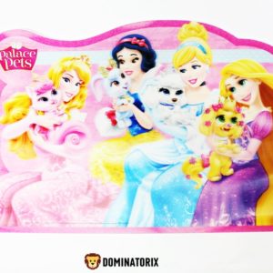 Detská jedálenská 3D podložka Princezné so psíkmi v krásnych farbách. Vhodné pre dievčatá do kuchyne. Rozmery: 45x30cm. Vhodné pre deti od 3 rokov.